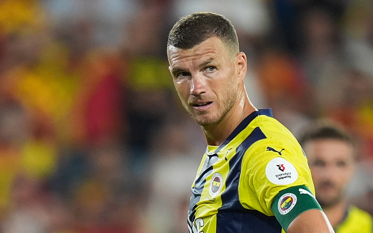 Edin Dzeko Fenerbahçe formasını giyerken