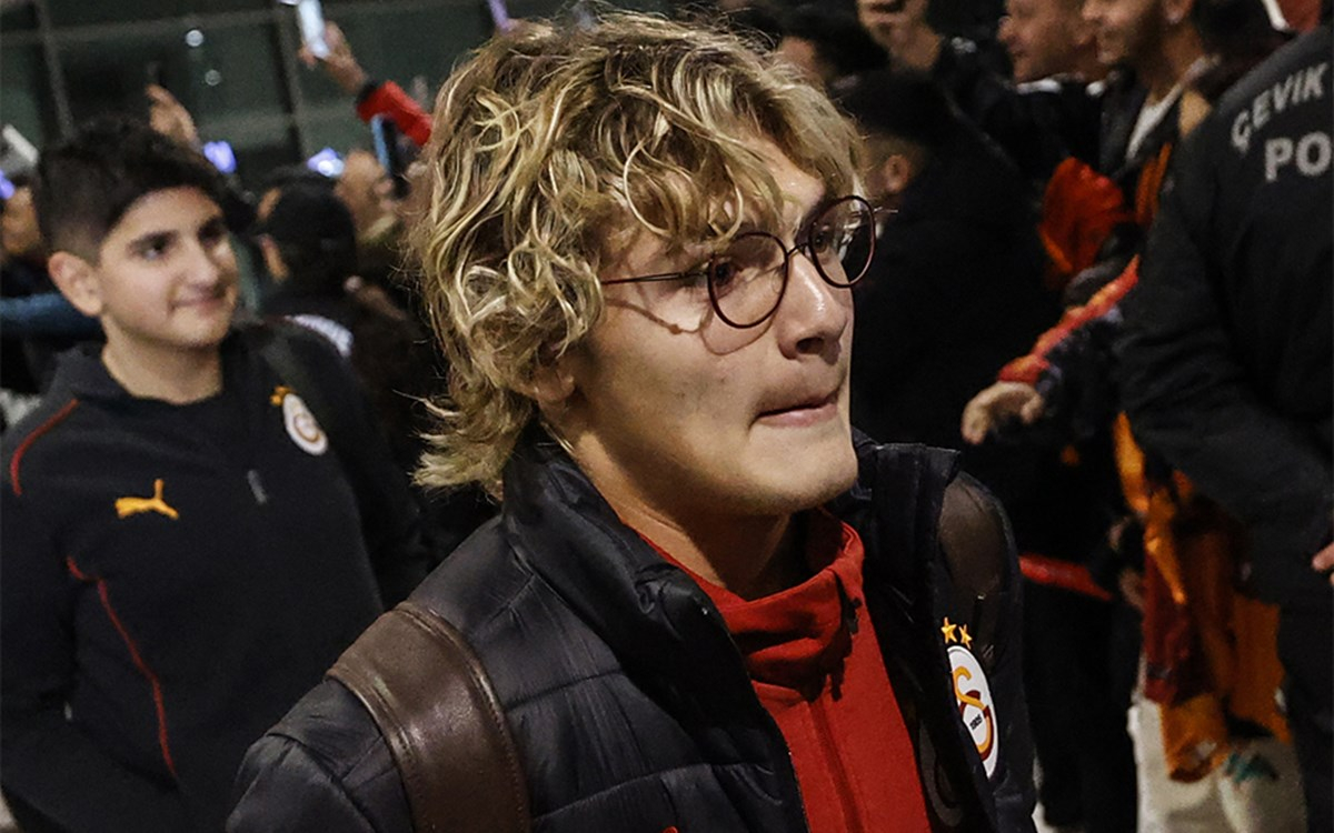 Galatasaraylı genç futbolcu Efe Akman sahada kendinden emin bir şekilde top mücadelesi yaparken