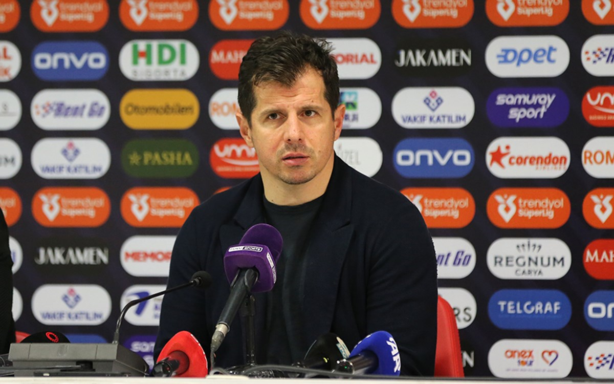 Emre Belözoğlu Antalyaspor açıklaması yaparken