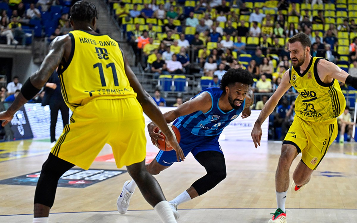 Fenerbahçe Beko ve Türk Telekom oyuncuları mücadele ediyor
