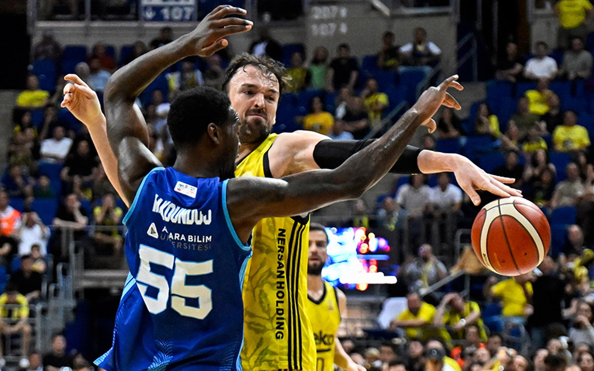 Fenerbahçe Beko oyuncusu Sertaç Şanlı basketbol sahasında sakatlık sonrası