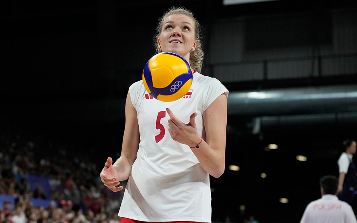 Fenerbahçe kadın voleybol takımı Agnieszka Korneluk transferini kutluyor