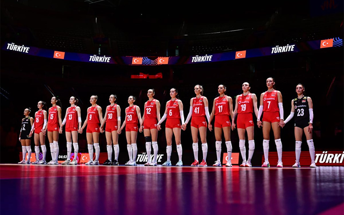 Türkiye kadın voleybol takımı maç sırasında mücadele ediyor