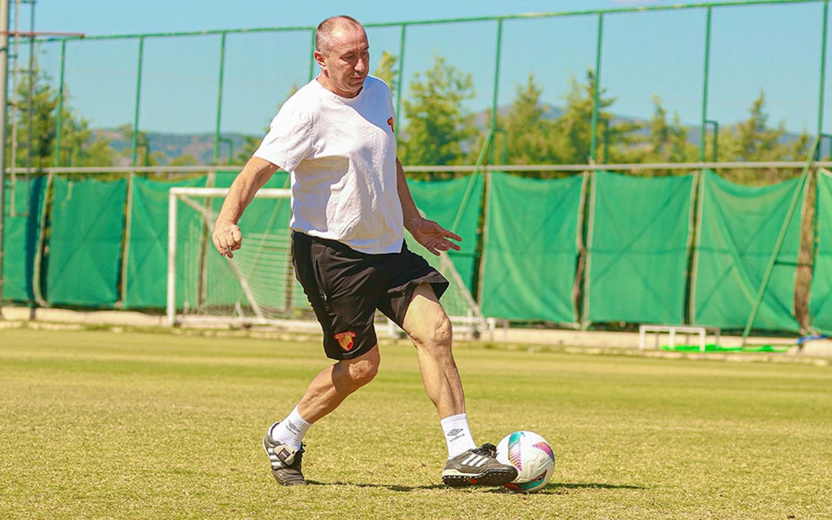 Göztepe teknik direktörü Stanimir Stoilov sezon değerlendirmesi yaparken