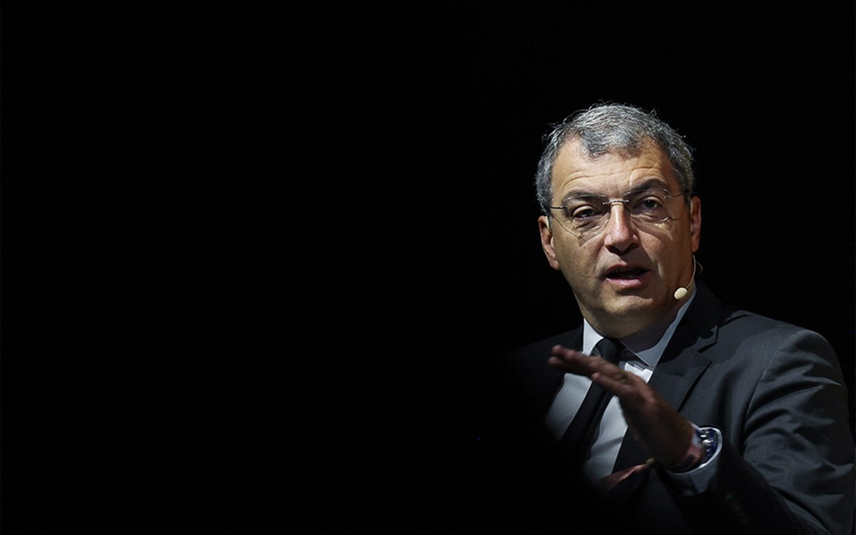 Juventus logosu ve Damien Comolli imza töreni