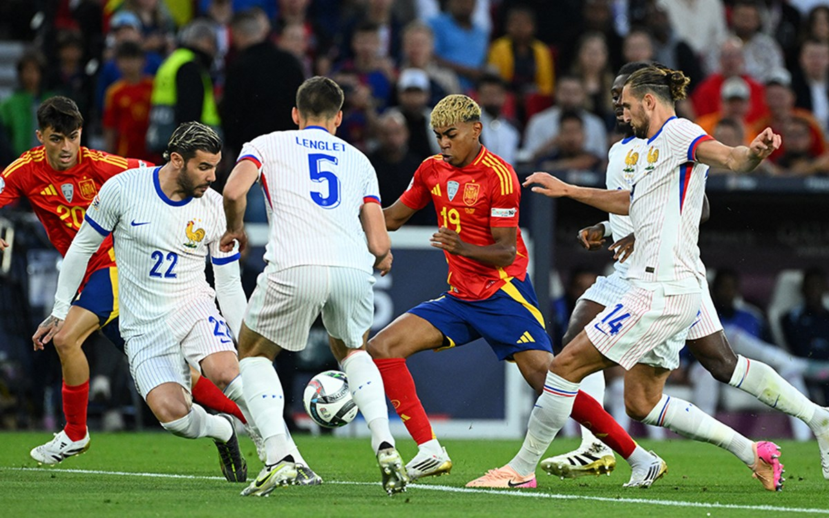 UEFA Uluslar Ligi yarı final maçında İspanya ve Fransa takımları sahada mücadele ediyor