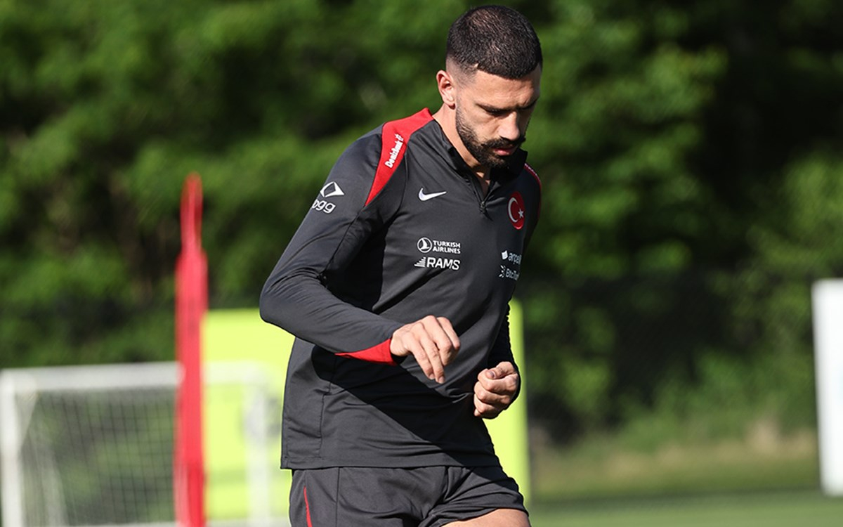 Merih Demiral milli takım kampında açıklama yaparken