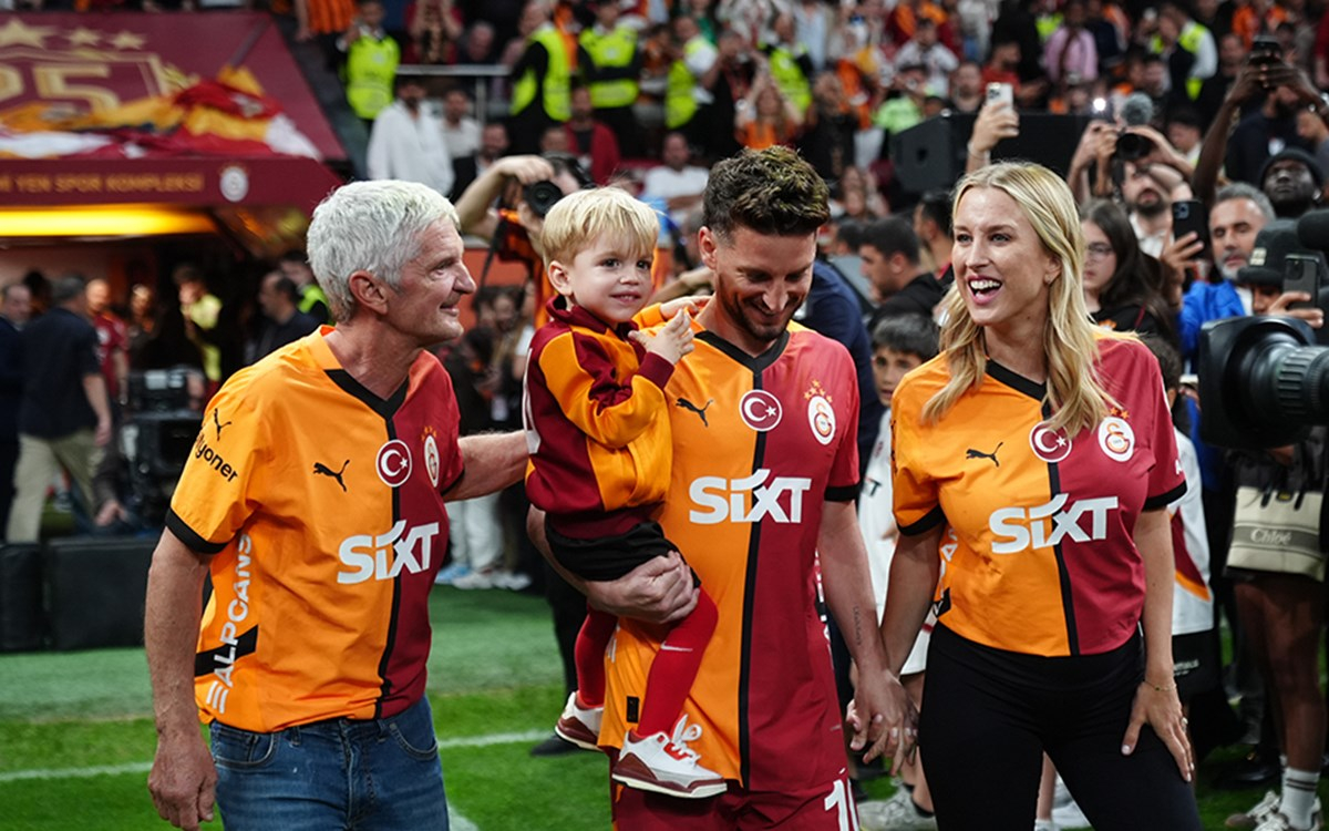 Galatasaray formasıyla İstanbul Havalimanı'nda veda ederken Dries Mertens
