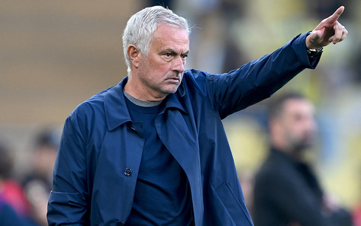 Fenerbahçe teknik ekibi yöneticiler ve Mourinho çalışma ortamında