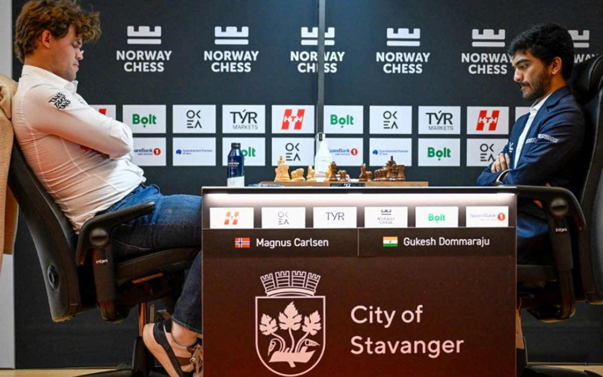 Magnus Carlsen ve Gukesh Dommaraju satranç karşılaşması sırasında yaşananlar