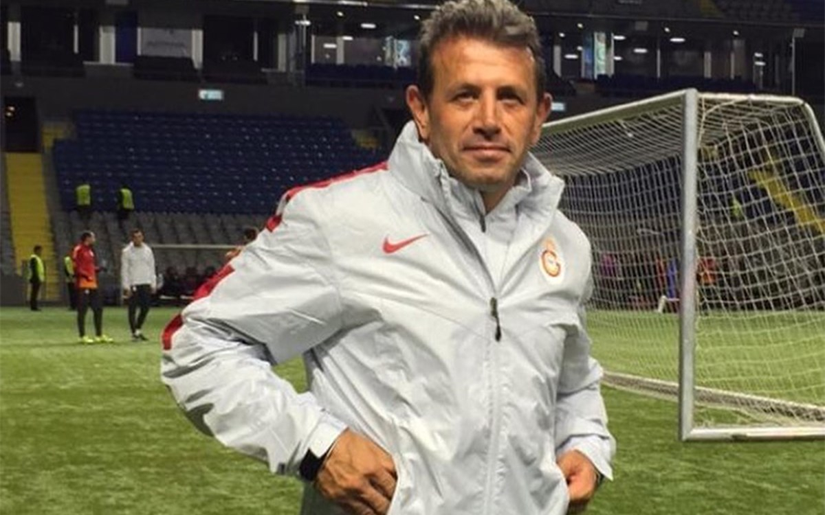 Galatasaray teknik direktörü Okan Buruk antrenmanda