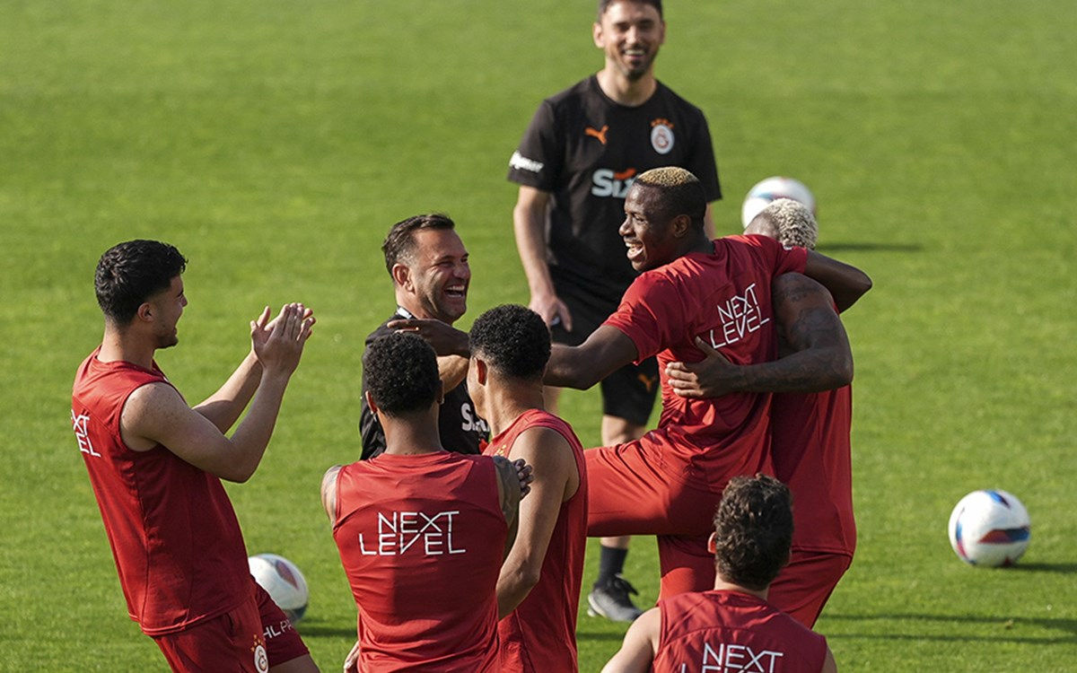 Galatasaray Teknik Direktörü Okan Buruk açıklamalarda bulunuyor