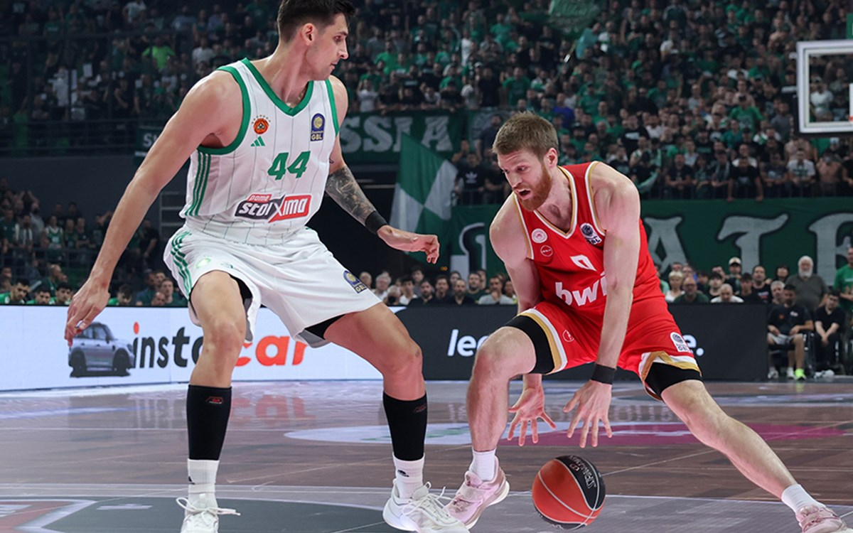 Olympiakos ve Panathinaikos basketbol takımlarının karşılaşması gerginlik yaşandı
