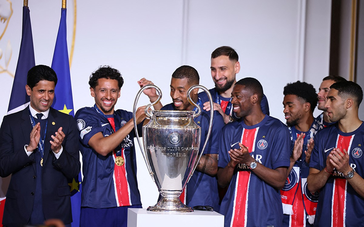 Paris Saint-Germain kulübü tarihi kupayla kutlama yaparken