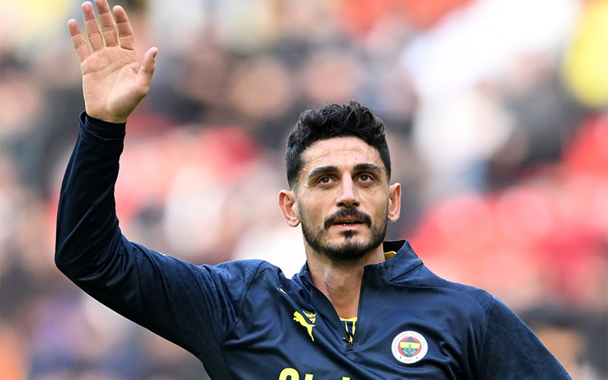 Samet Akaydın Fenerbahçe formasıyla futbol sahasında