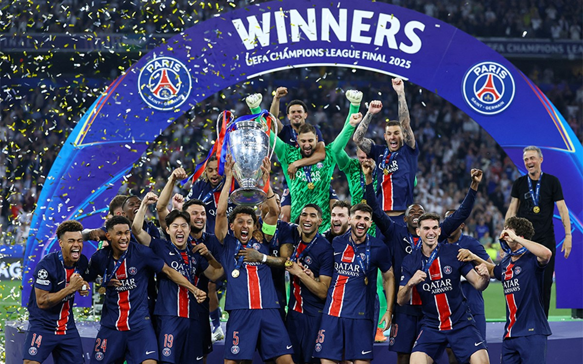 Paris Saint-Germain UEFA Şampiyonlar Ligi şampiyonu kupasıyla kutlama yapıyor