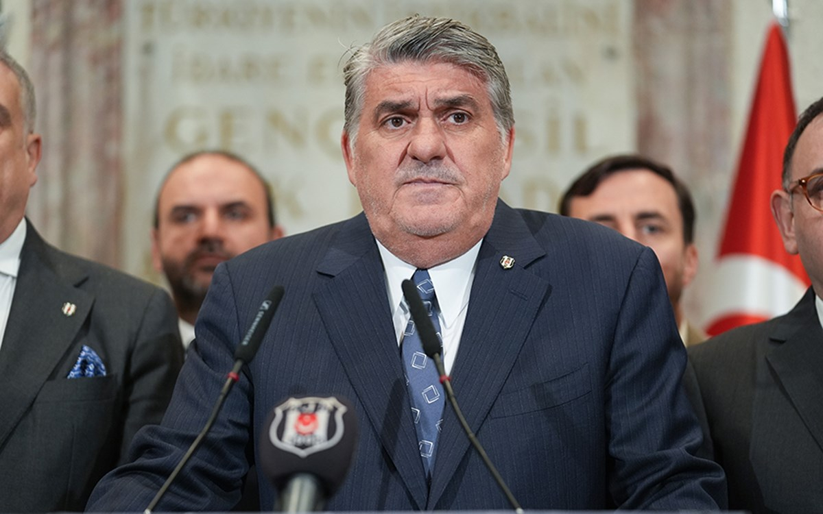 Beşiktaş Başkanı Serdal Adalı basın toplantısında gülerek açıklama yapıyor