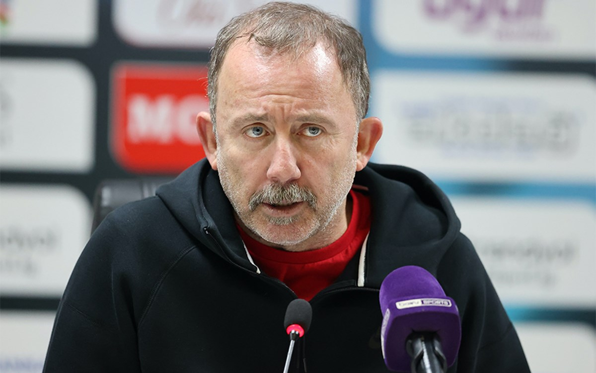 Beşiktaş teknik direktörü Sergen Yalçın açıklama yaparken