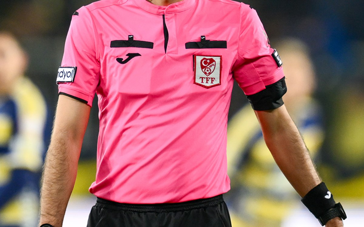 Süper Lig hakemi Volkan Ahmet Narinç son maçında ailesiyle vedalaşıyor