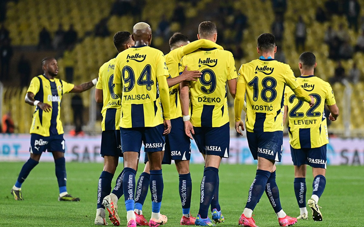 Fenerbahçe ve Trabzonspor takımlarını simgeleyen futbolcu görselleri