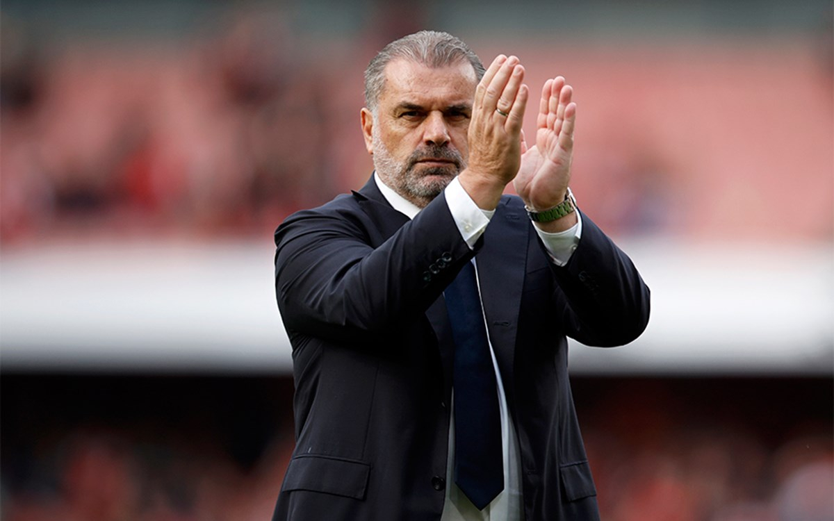 Tottenham takımını kutlayan antrenör ve oyuncular