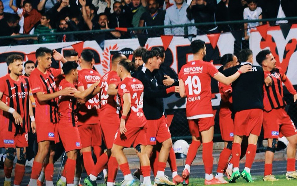 Vanspor ve Batman Petrolspor takımlarının karşılaşma öncesi heyecanlı anları