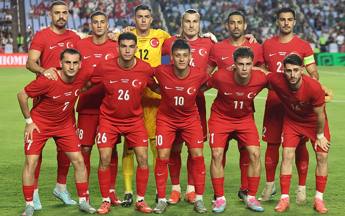 Türkiye milli futbol takımı oyuncuları maç sonrası değerlendirmeler yaparken