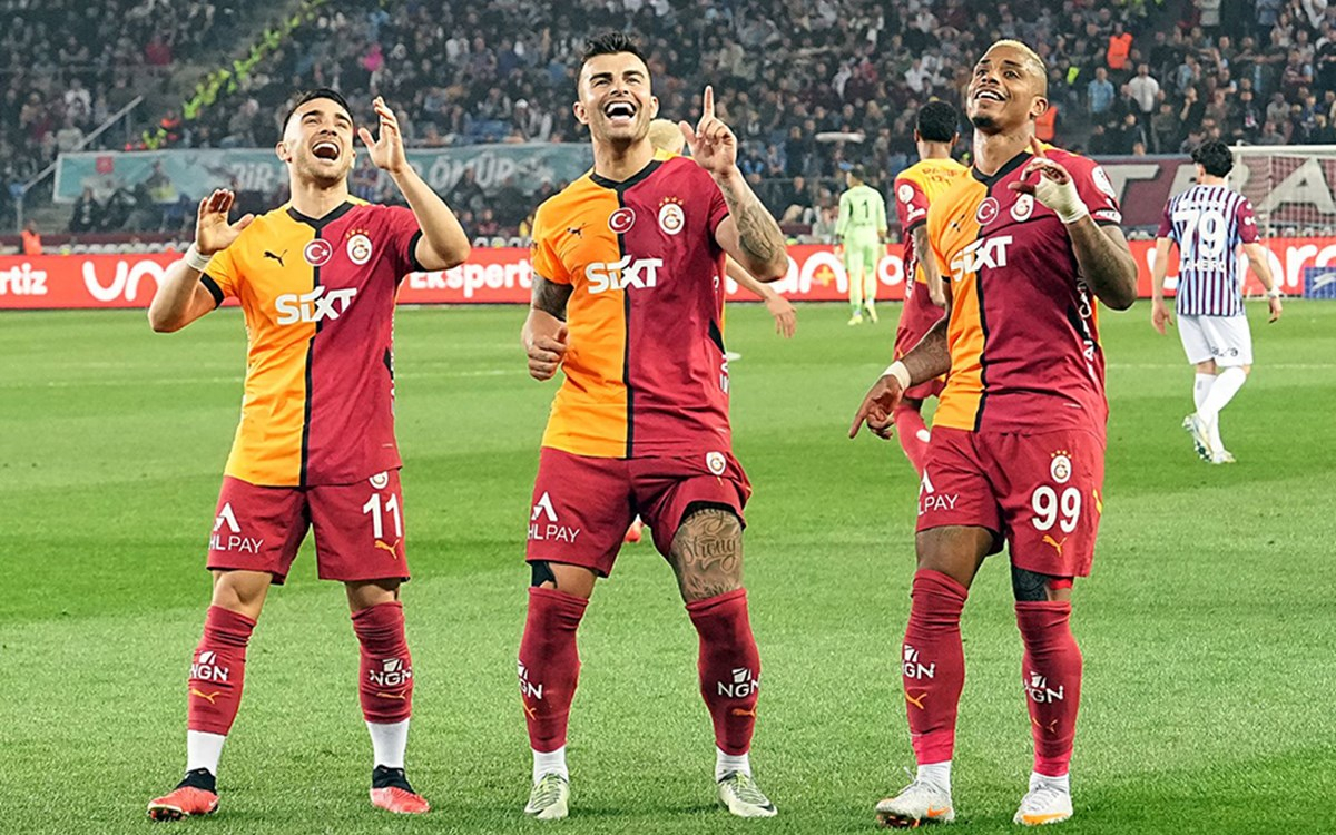 Yunus Akgün, Hatay'daki köy okulunda öğrencilere sevgiyle yardımcı olurken